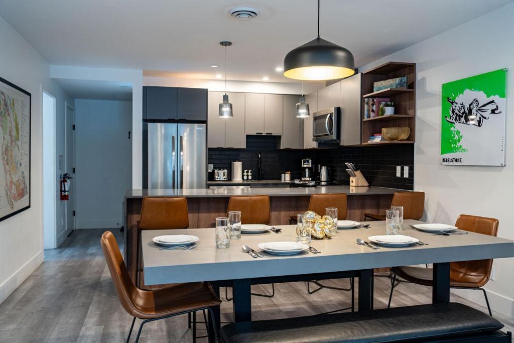 Appartamento Revel In The Stoke By Revelstoke Vacations Esterno foto