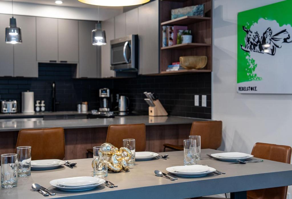 Appartamento Revel In The Stoke By Revelstoke Vacations Esterno foto