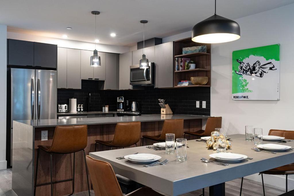 Appartamento Revel In The Stoke By Revelstoke Vacations Esterno foto